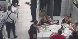 rapinatori puntano fucili contro i bambini in una pizzeria di napoli 4