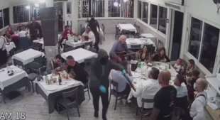 rapinatori puntano fucili contro i bambini in una pizzeria di napoli 6