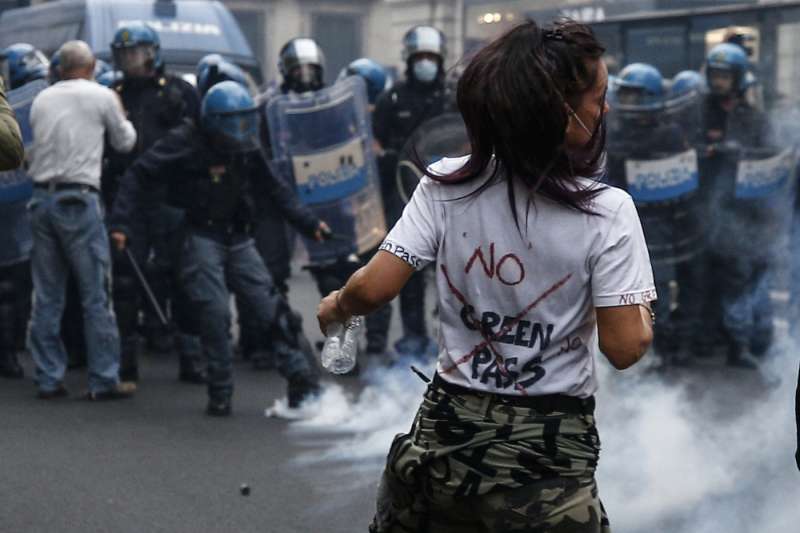 roma, scontri durante la manifestazione dei no green pass 14