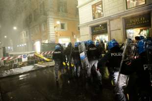 roma, scontri durante la manifestazione dei no green pass 2