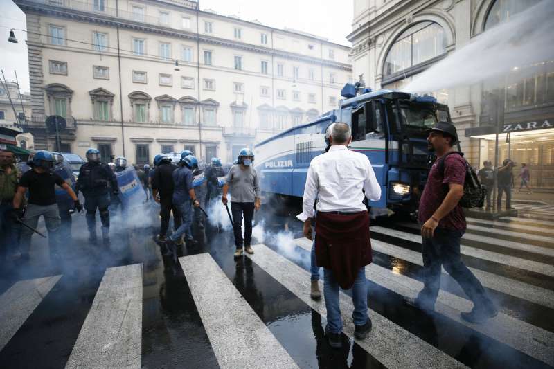 roma, scontri durante la manifestazione dei no green pass 5