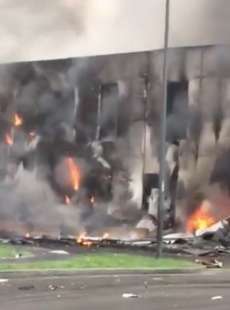 san donato milanese aereo ultraleggero precipita su un edificio e prende fuoco 4