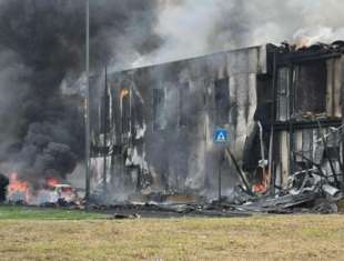 san donato milanese aereo ultraleggero precipita su un edificio e prende fuoco 7