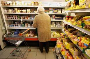 anziana al supermercato