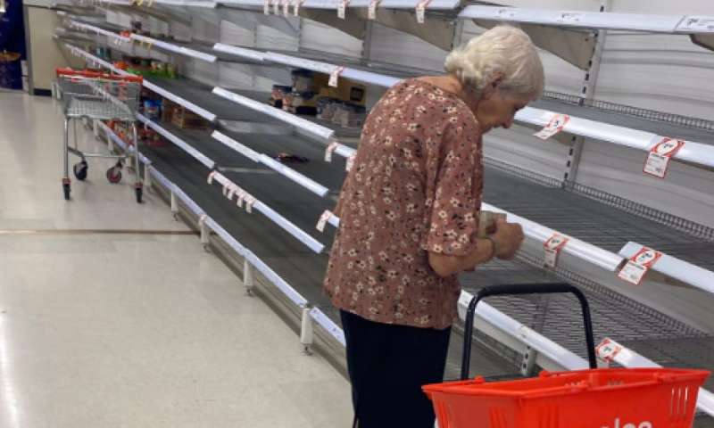 anziana al supermercato