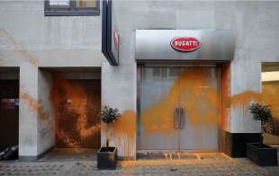 attivisti just stop oil spruzzano vernice su showroom di auto di lusso 3