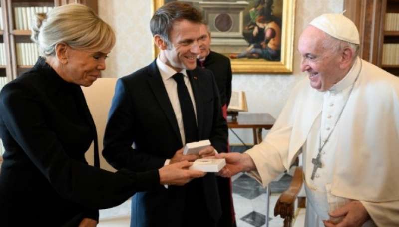 brigitte e emmanuel macron con papa francesco