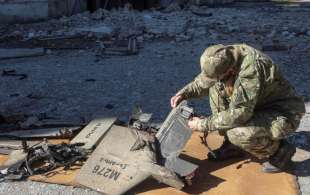 i resti di un drone kamikaze iraniano dopo l attaco a kiev
