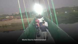 india, il momento del crollo del ponte nel gujarat