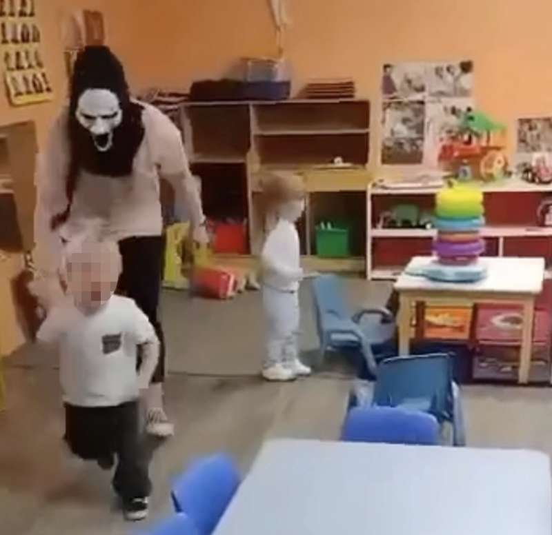 maestra asilo terrorizza bambini con la maschera di scream 1