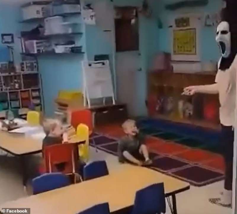 maestra asilo terrorizza bambini con la maschera di scream 10