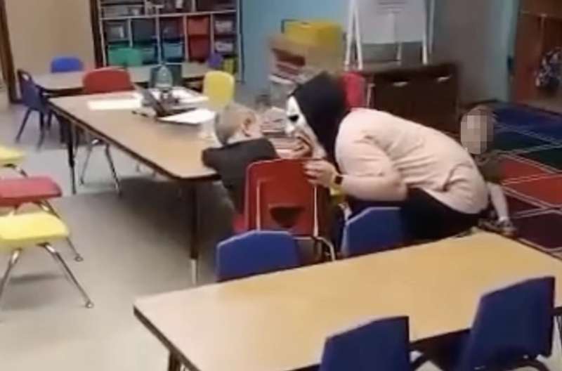 maestra asilo terrorizza bambini con la maschera di scream 2