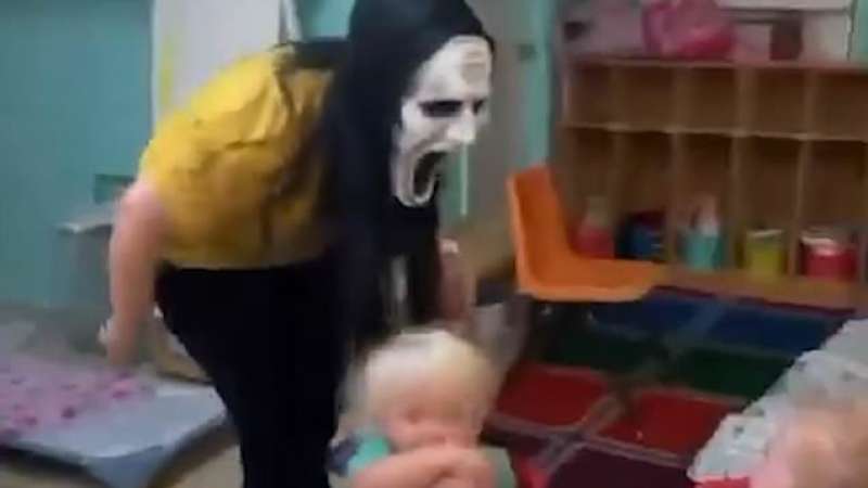 maestra asilo terrorizza bambini con la maschera di scream 4