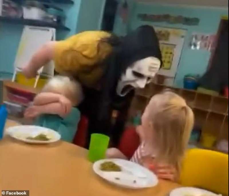 maestra asilo terrorizza bambini con la maschera di scream 8