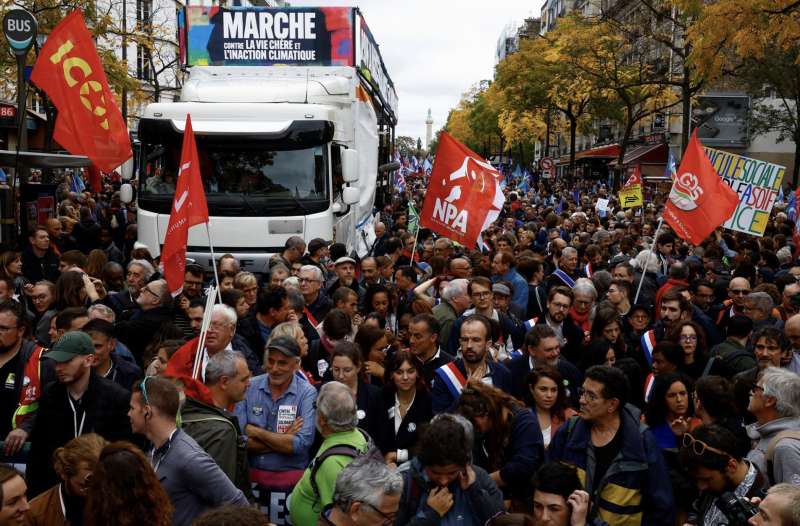 parigi proteste in piazza contro il caro vita 1