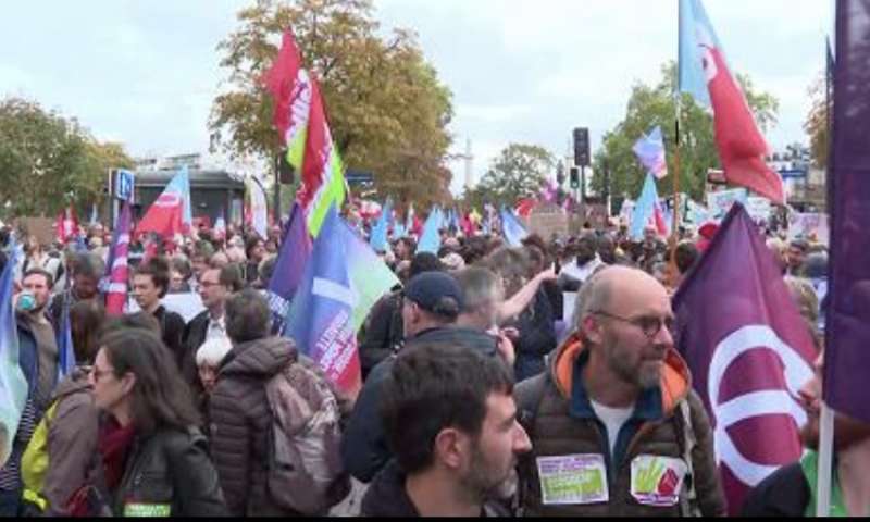 parigi proteste in piazza contro il caro vita 4