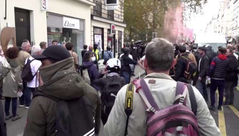parigi proteste in piazza contro il caro vita 6