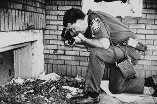 poliziotto fa le foto della scena dei crimini di jeffrey dahmer