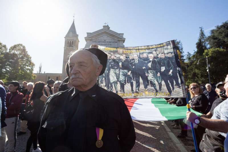 predappio, corteo degli arditi per il centenario marcia su roma 7