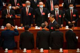 tutti in piedi per xi jinping al congresso del partito comunista