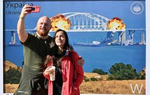 ucraini felici per l esplosione del ponte di kerch in crimea.