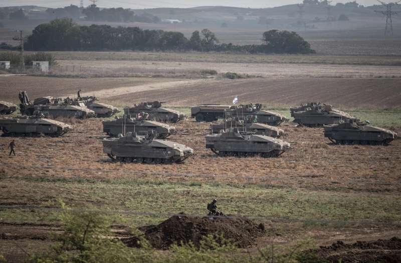 carri armati israeliani si avvicinano a gaza