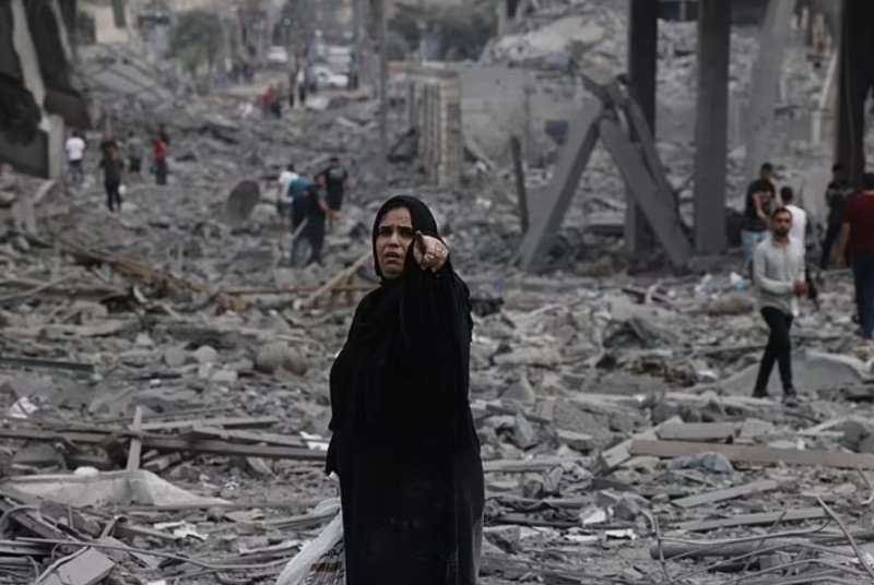 donna palestinese tra le macerie a gaza