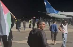 folla inferocita all aeroporto di makhachkala 7