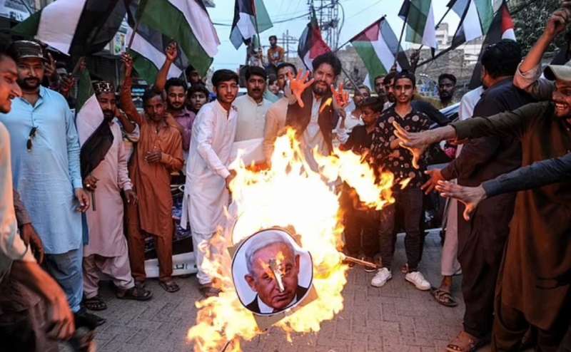 foto di benjamin netanyahu bruciata in pakistan