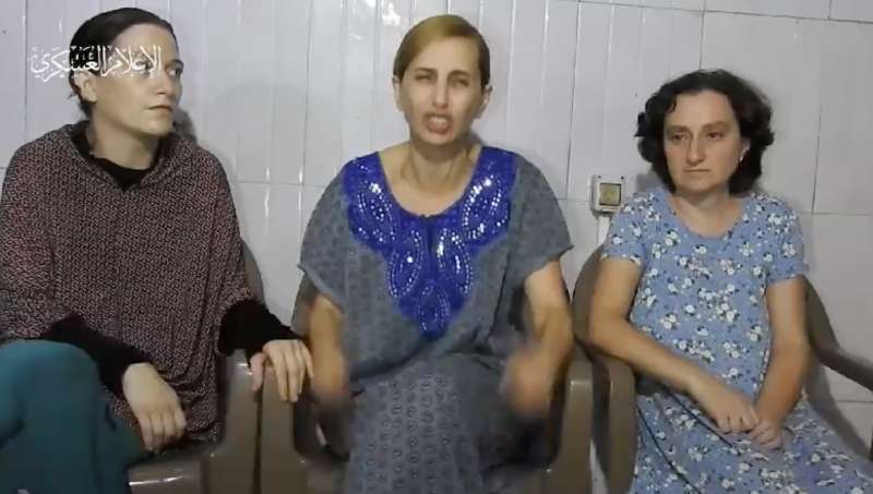 il video delle tre donne ostaggio diffuso da hamas