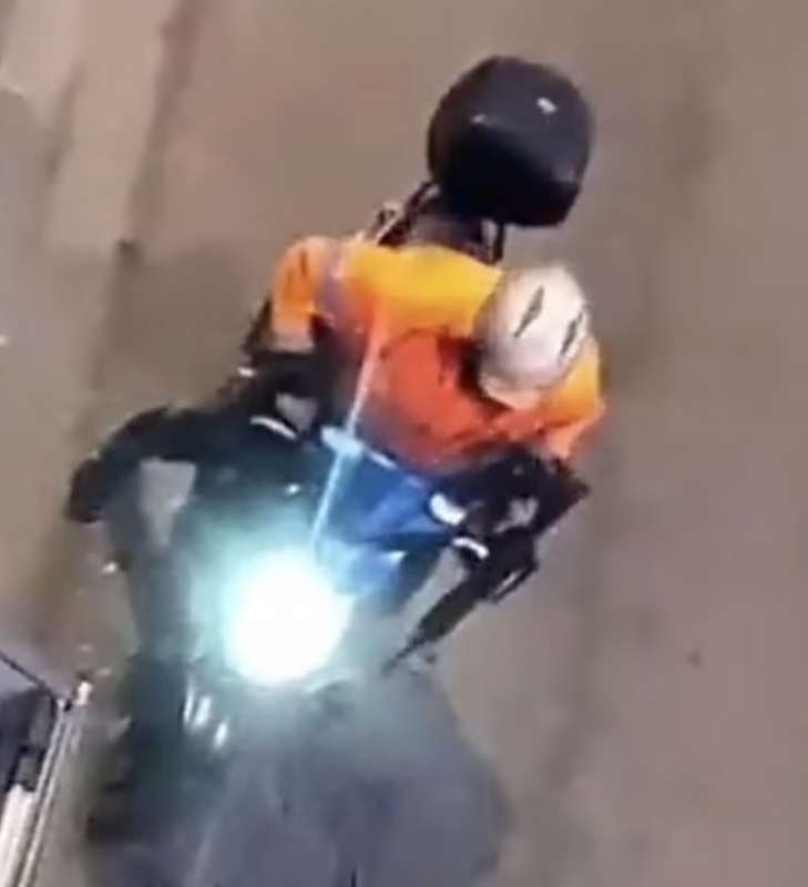 l attentatore di bruxelles fugge in scooter