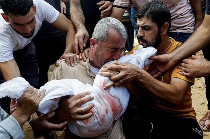 palestinesi piangono la morte di un bambino a gaza