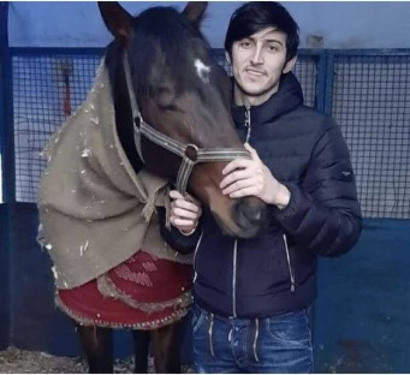 Sardar Azmoun con uno dei suoi cavalli