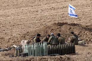 soldati israeliani al confine con la striscia di gaza