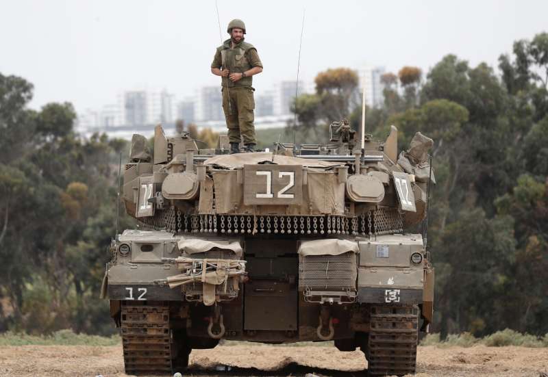 soldati israeliani al confine con la striscia di gaza 2