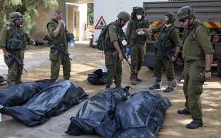 soldati israeliani tra i cadaveri