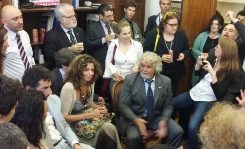 Barbara Lezzi seduta al fianco di Beppe Grillo