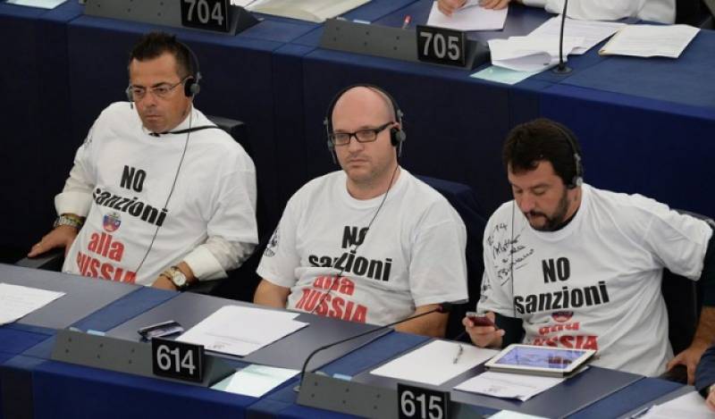 salvini e fontana all europarlamento con la maglietta anti sanzioni alla russia