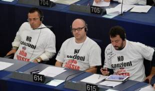 salvini e fontana all europarlamento con la maglietta anti sanzioni alla russia