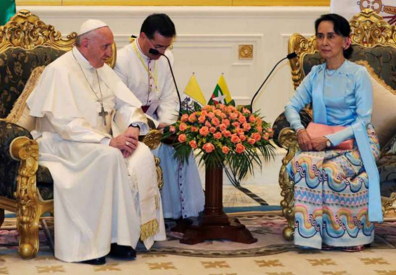Papa con Aung San Suu Kyi 1
