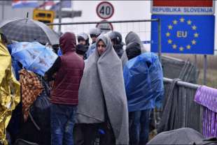 la slovenia rispedisce in croazia i migranti 5