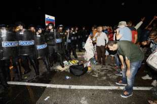 la slovenia rispedisce in croazia i migranti 6