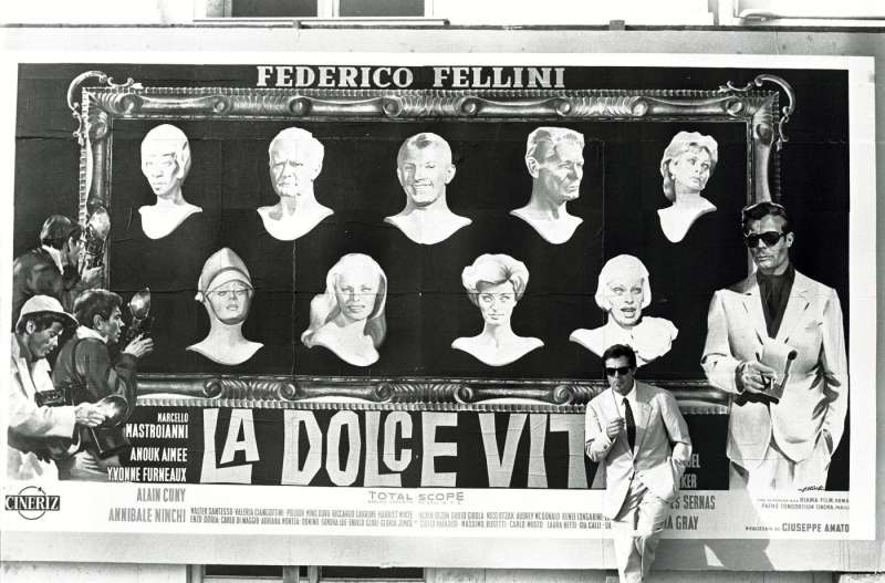 cannes 1960 marcello mastroianni in posa davanti al manifesto della dolce vita