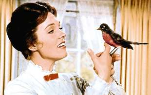 mary poppins con l'uccello in mano