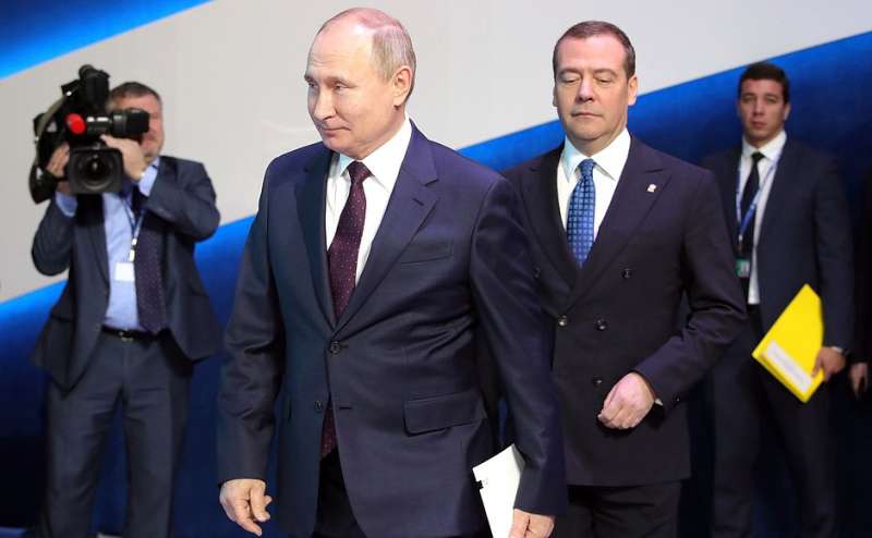 vladimir putin con dmitry medvedev al congresso di russia unita