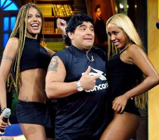 diego armando maradona con due ballerine in una trasmissione tv in messico nel 2002