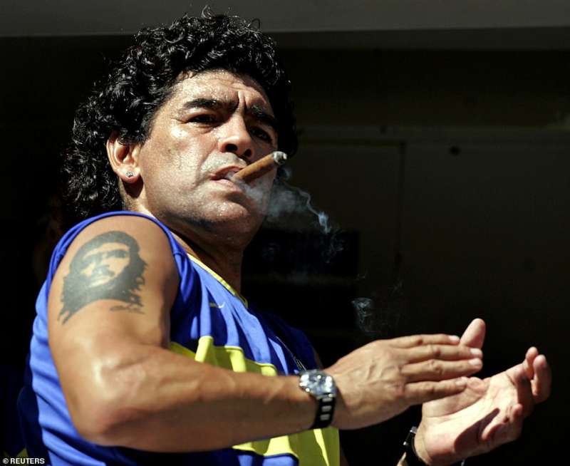 diego armando maradona fuma il sigaro prima di boca juniors san lorenzo 2006