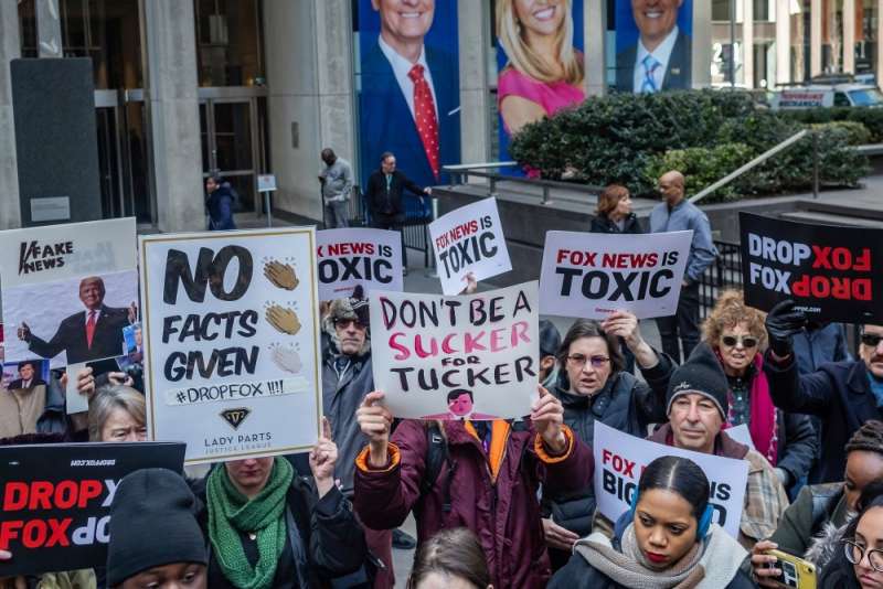 Fan di Trump protestano davanti alla sede della Fox Tv