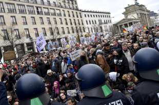 marcia contro le restrizioni anti coroanvirus a berlino 42