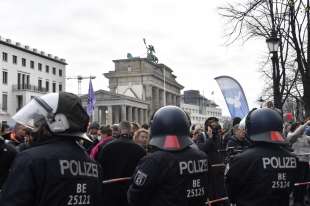 marcia contro le restrizioni anti coroanvirus a berlino 9
